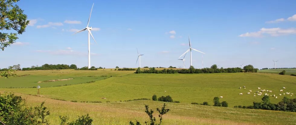 Les hauts de Marcellois avec le parc éolien de Marcellois-Massingy.