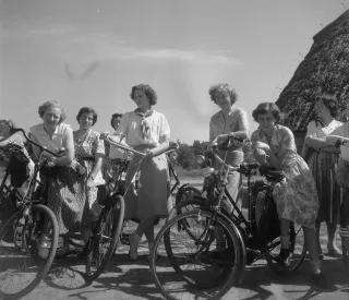 VCJC Hooghalen - A group of women standing next to each other with bicycles