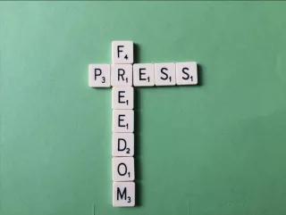 Jetons de Scrabble écrivant "free press" (presse libre)
