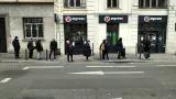 Schlange vor einem Supermarkt am Canal Saint Martin Schlange vor einem Supermarkt am Canal Saint Martin