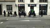 Schlange vor einem Supermarkt am Canal Saint Martin